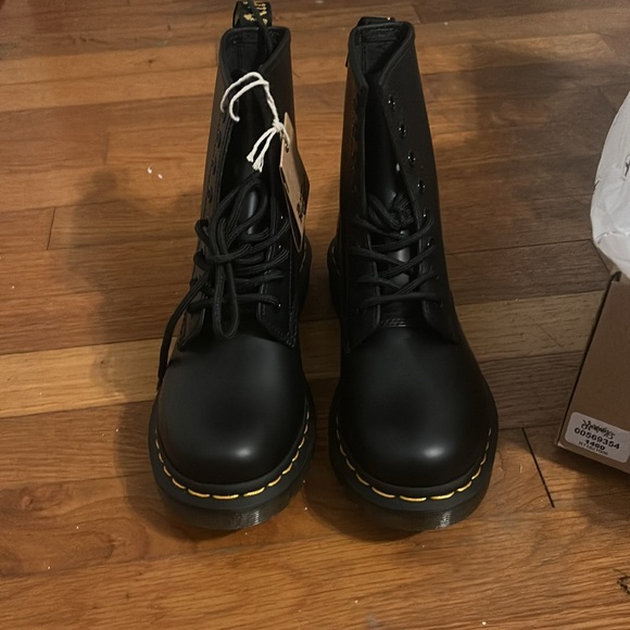 Dr. AirWair Martens Size 6 NWT and Box - Picture 2 of 4